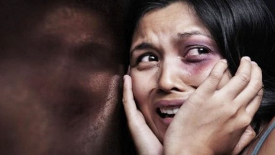 العنف ضد المرأة والآثار السلبية على صحتها وأسرتها